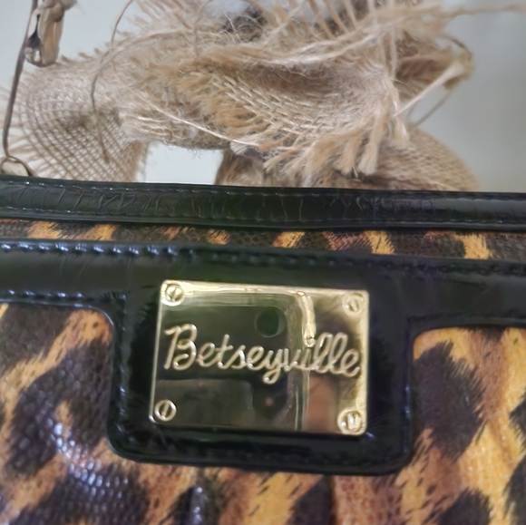 New Betsey Johnson Clutch - Picture 2 of 11